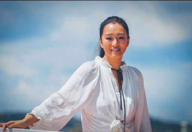 巩俐|巩俐的比例谁看了都喜欢，虽不是骨感美，但和她同框谁也没赢