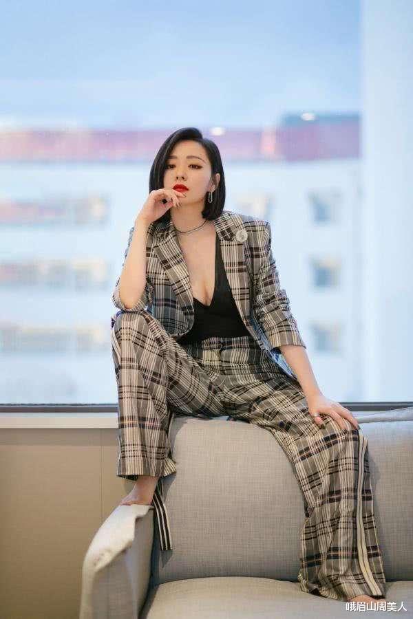 张靓颖|毛阿敏和张靓颖同登杂志封面，网友：这气质差距完全不在一个调上