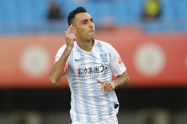 [广州恒大]吃“最贵罚单”之人独造两球，恒大2比1击败富力拿下雨中德比