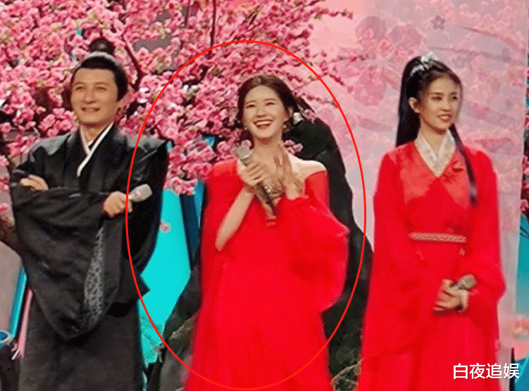 赵露思|《快乐大本营》路透流出，赵露思穿大红古装，气场却不及白鹿