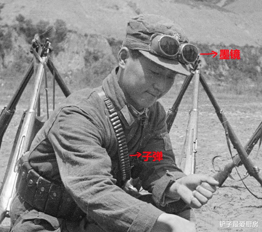 宋美龄|历史上无法重拍的瞬间:74岁穿军装的宋美龄,图9给李小龙划船的叶问