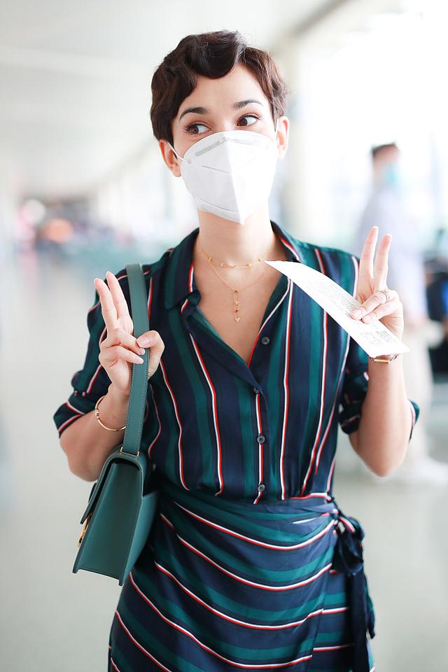 卢靖姗：卢靖姗波浪短发走复古风，条纹衬衫裙美得大气，再也不是假小子了