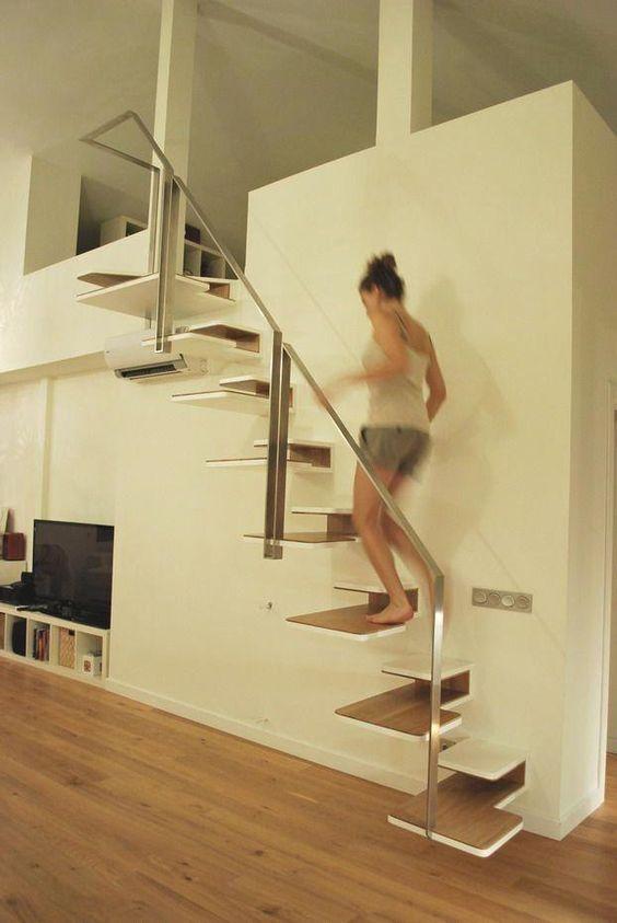 「」外国人可真有趣，楼梯踏步只装一半，左右错开，省一半装修费