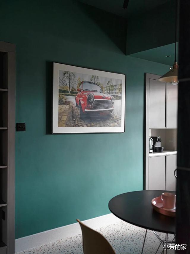 「」他家的设计真干净，几乎所有家具都固定在地上，卫生死角少得可怜