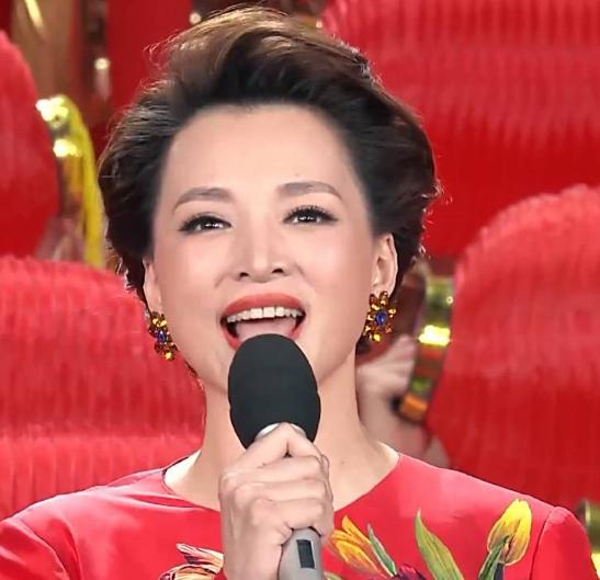 「董卿」董卿离开央视春晚700天，如今又有“新身份”，再创辉煌从零开始