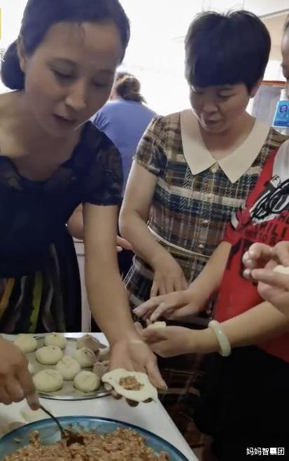 『』乘风破浪的送考家长：穿旗袍只是小意思，还要一天一个颜色不能错