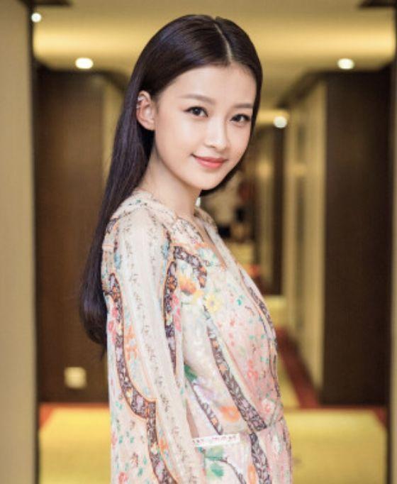 「影帝」她因“长得美”刚出道就被影帝追求，24岁当母亲，现在成这样