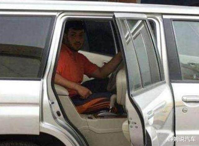 「收费站」200万路虎过收费站，打开车门的一瞬间，收费员直接吓哭了