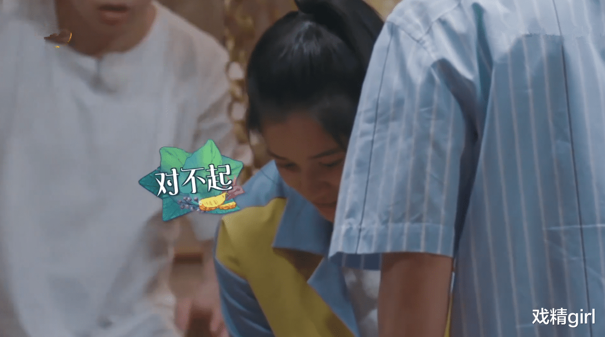 「黄磊」黄磊失手弄洒鸡脚筋,第一反应怪张婧仪没拿稳盘子?网友:太窒息