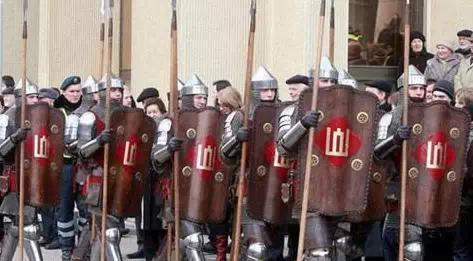 【】阅兵呢，能不能严肃的看完？！