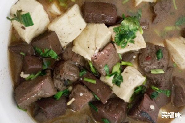 『排毒』吃猪血后，连续几天都排出黑便，怎么回事？真的是在清肺排毒？