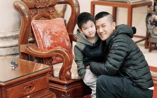 []参观黄圣依住的豪宅，沙发是带浮雕红实木的，房子外观像个大城堡