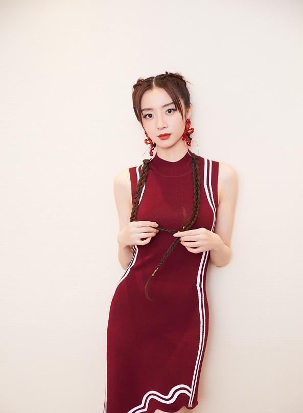 钻石|佩服28岁胡冰卿！为了秀出奶棒腿，就穿上镶满“钻石”的袜子