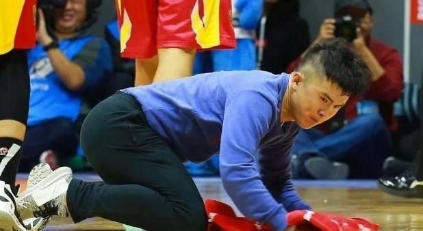 :从被嘲笑到年薪20万!CBA擦地哥成功逆袭,曾被家人认为没出息