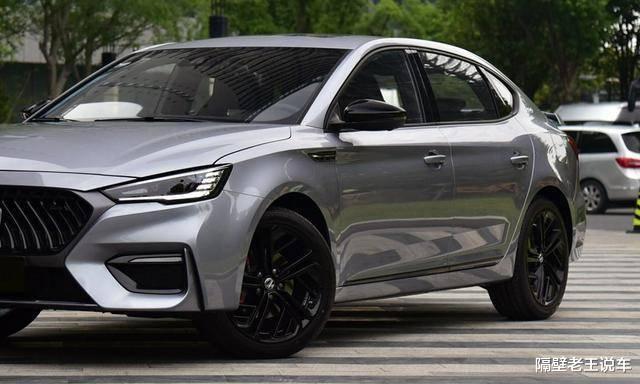 『名爵6』不足7万的轿跑，四轮独悬，长4米7跑高速不会累，完胜思域，还带四出尾排