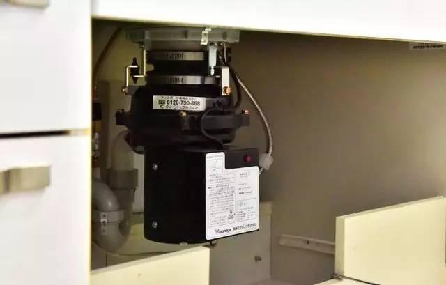 厨余垃圾|参观日本普通家庭的厨房，一进门我就愣了，水槽也太高级了