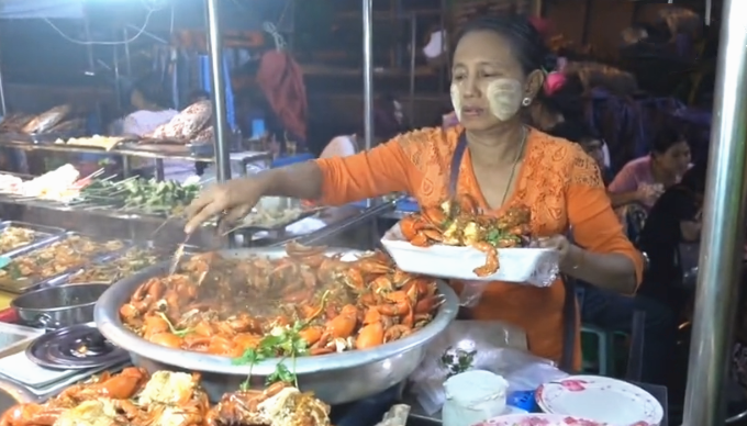 【烧饼】大娘起早贪黑卖“它”，12元一只，不准顾客尝，每天却能卖上千只