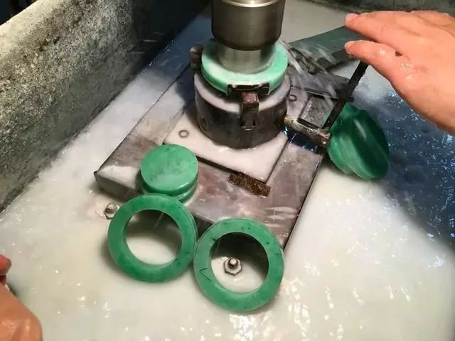 「翡翠」老爸1万买的翡翠原石，切开干巴巴的，看他如何扭转乾坤？