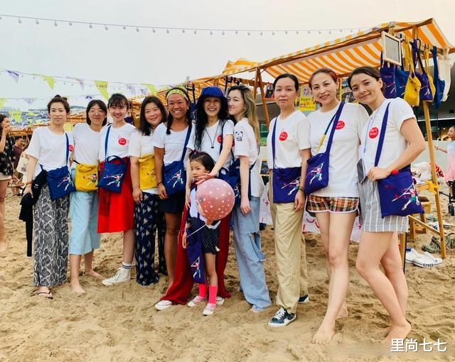 李嫣|路人拍下李嫣正脸！嘴部疤痕基本恢复，14岁穿露背装成熟曲线动人