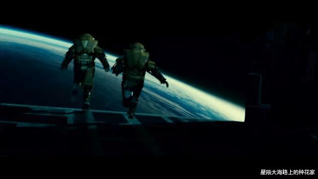 太空|一片羽毛从太空扔下，它是会被烧毁，还是慢悠悠飘到地上？