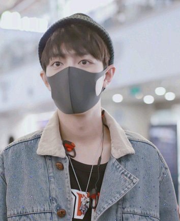 肖战▲肖战道歉后，微博知乎两极分化，网友：避重就轻，好大一朵白莲