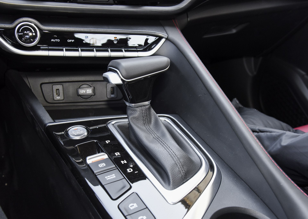 长安逸动|国产家轿长安逸动，配1.4T蓝鲸发动机，车内双联屏，顶配不足10万