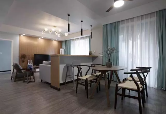 当简约遇上中式风时，空间以全新的方式表现出不一样的时尚气息