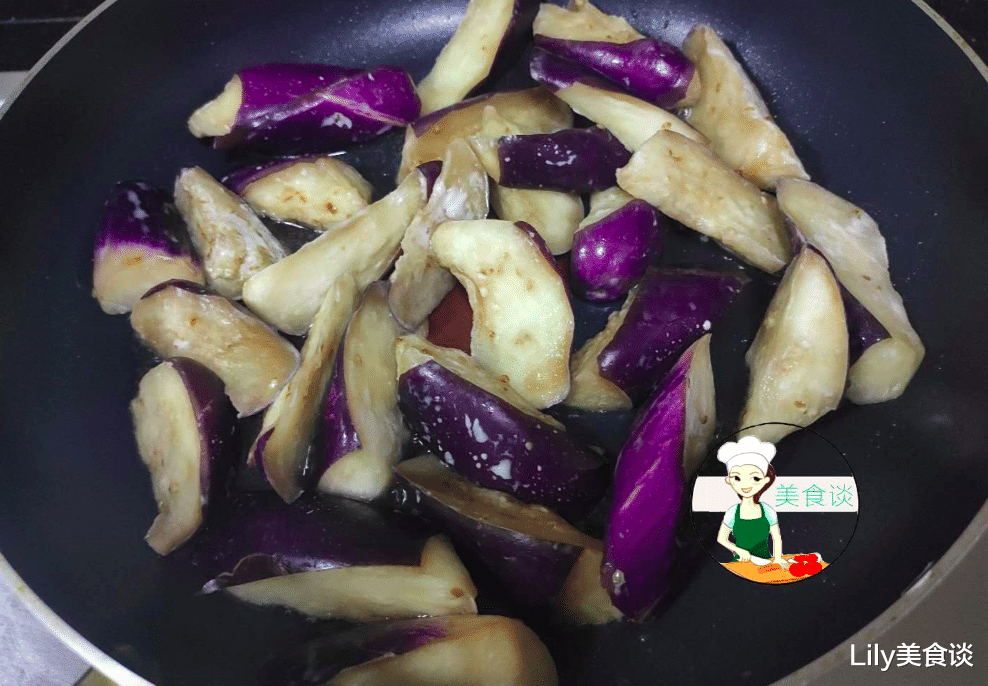 茄子@现在才知道，炒茄子不能先放油！大厨教您一招，茄子不发黑不吸油