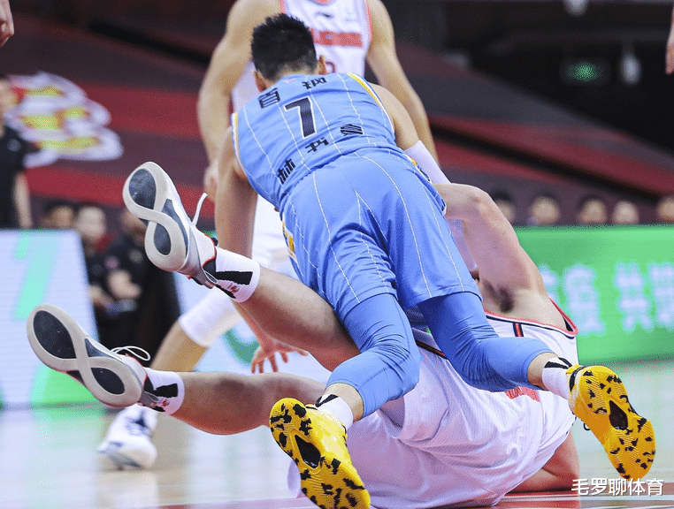 林书豪|书豪联手水花兄弟苦练,送中国球迷感人承诺,不惧55万天价罚单