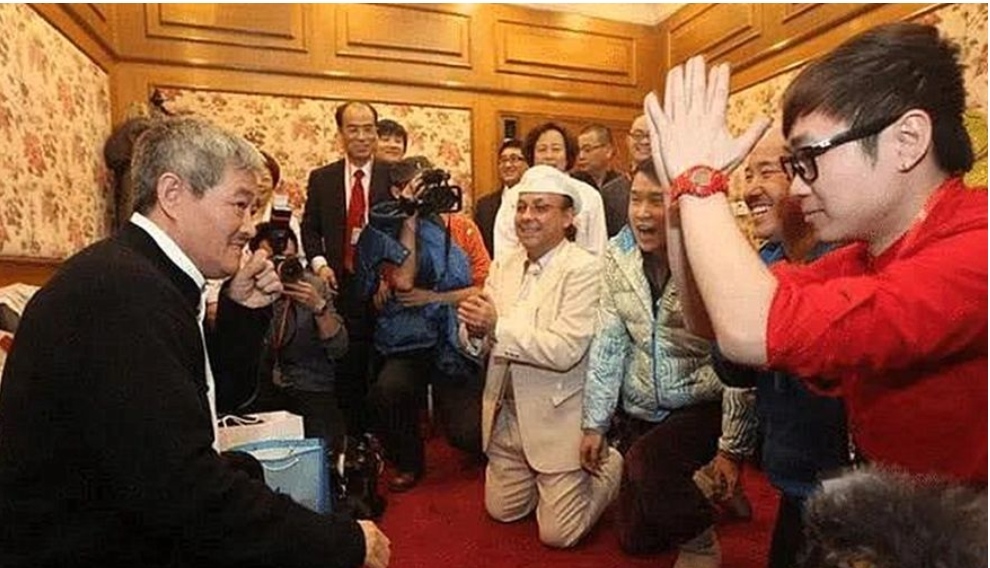 赵本山@小品王：赵本山辉煌时有多强？怀抱章子怡不算啥，最后一张图才霸气！