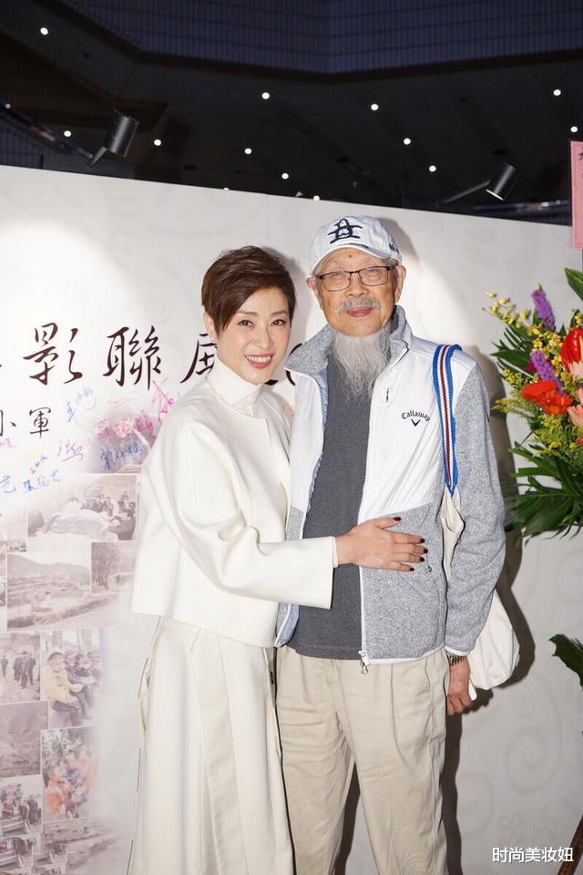 穿衣搭配|陈法蓉携父亲亮相,高领毛衣配白色外套端庄优雅,超短发好洋气