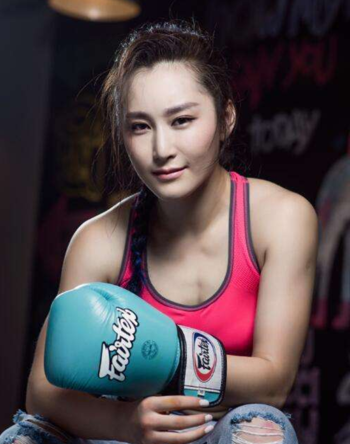 『红海行动』《红海行动》中“寸头女兵”不好看？看到她的长发照片后，美到不敢认！