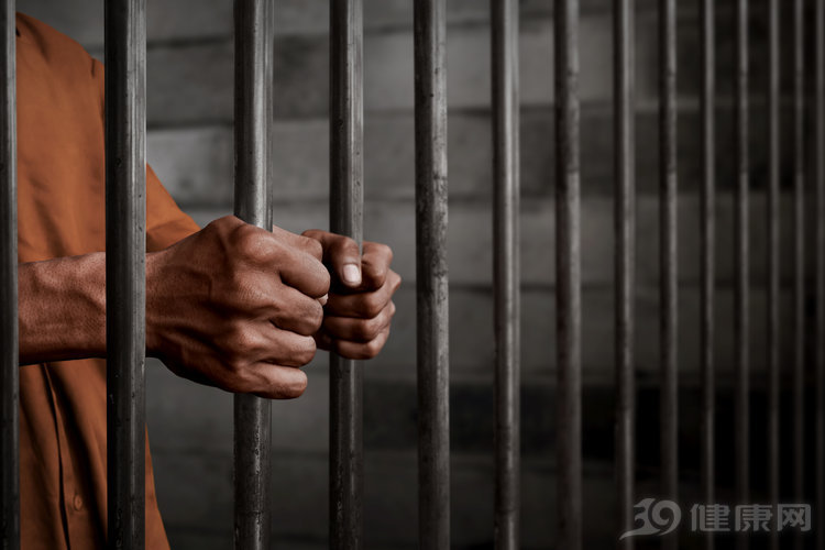 【艾滋病】河北男子感染艾滋后，故意传播给女性，当场被抓，罚款2000元