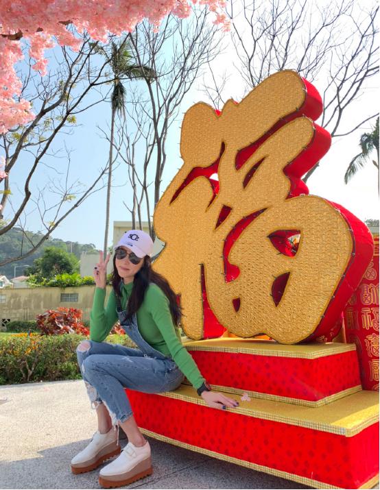 穿衣搭配■张柏芝颜值没啥变化，扎马尾发际线都挺美，穿“职场装”曲线迷人