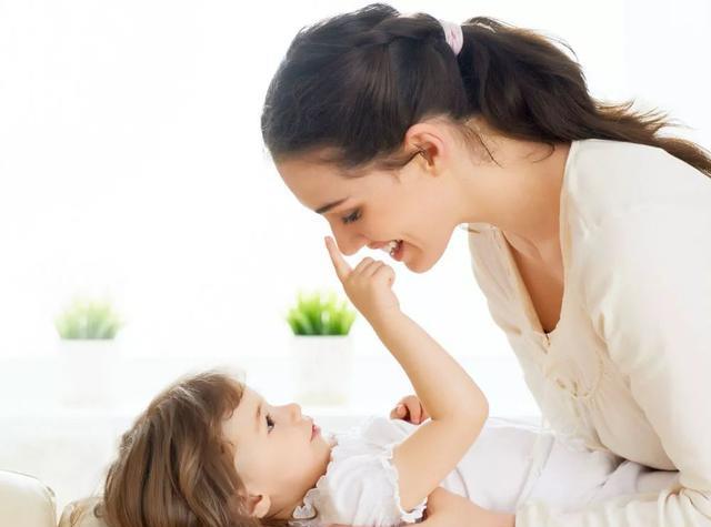 睡眠|为何提倡宝宝3岁前与妈妈同睡？错过“依恋期”，别怪娃不亲近你