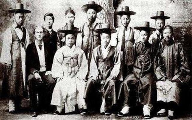 『沙俄』一国简直厚颜无耻，向我国索要领土不成功，竟在报纸上公然辱骂！