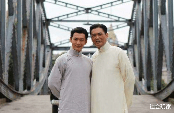 黄晓明▲被骂滚出《中餐厅》，今卑微给李佳琦腾位置，他是真的被骂怕了