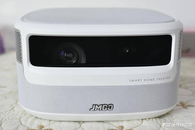 投影仪|白天也能吃鸡看大片，效果媲美万元激光电视，坚果J9投影仪体验