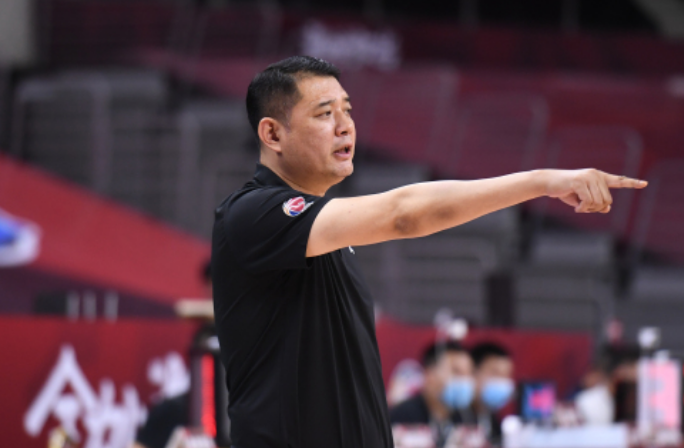 巩晓彬▲巩晓彬透露张庆鹏伤情，期待球队提升两点，21岁新星坦言放下包袱