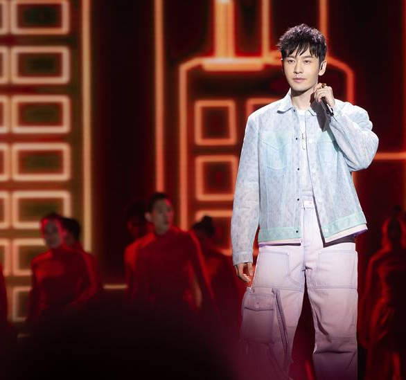 外套@有种“整容”叫黄晓明放下刘海，穿蓝外套配紫长裤，年轻不止20岁