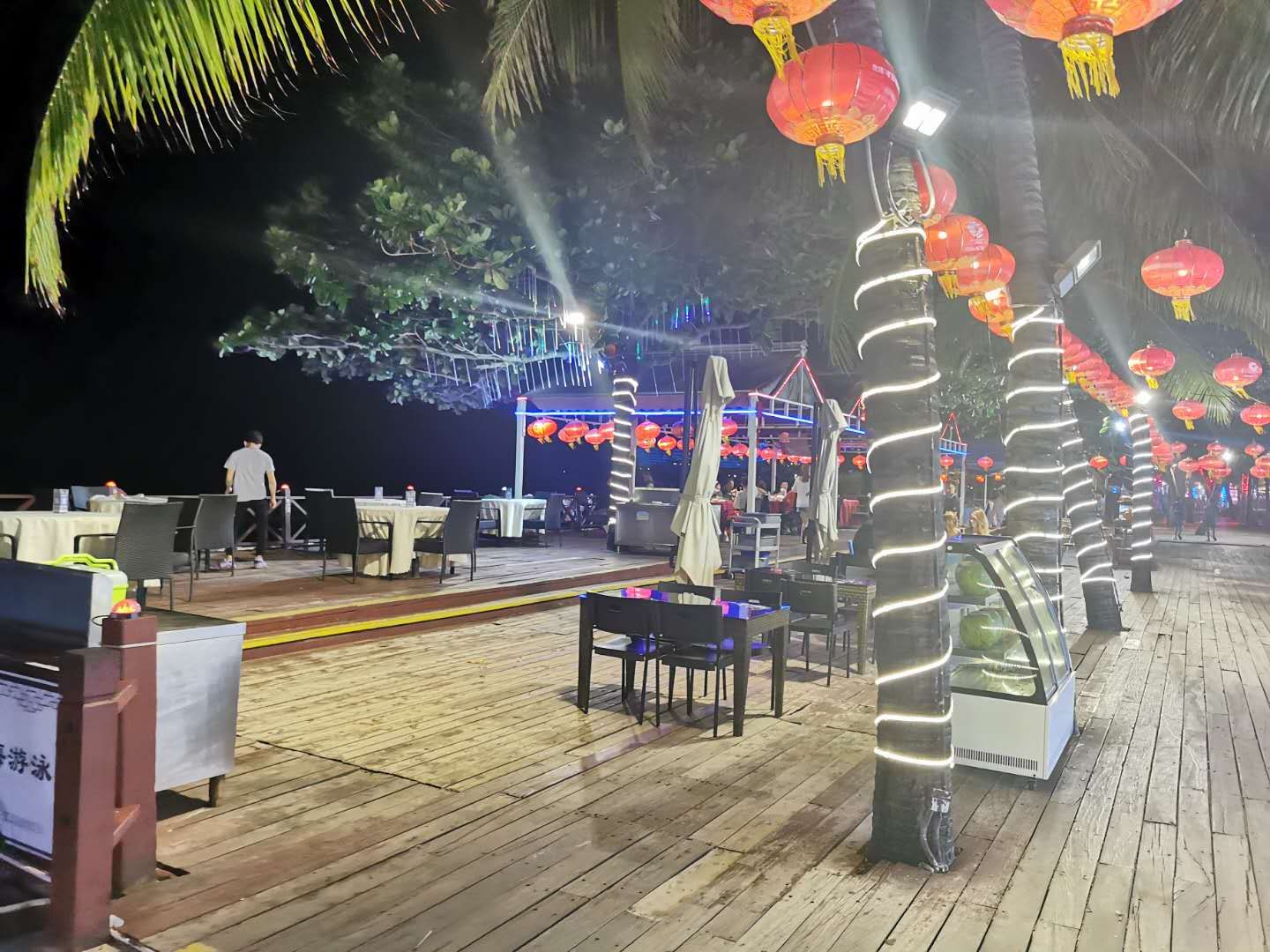 「三亚」海南三亚人气下滑 大东海景区 店主们生存不易