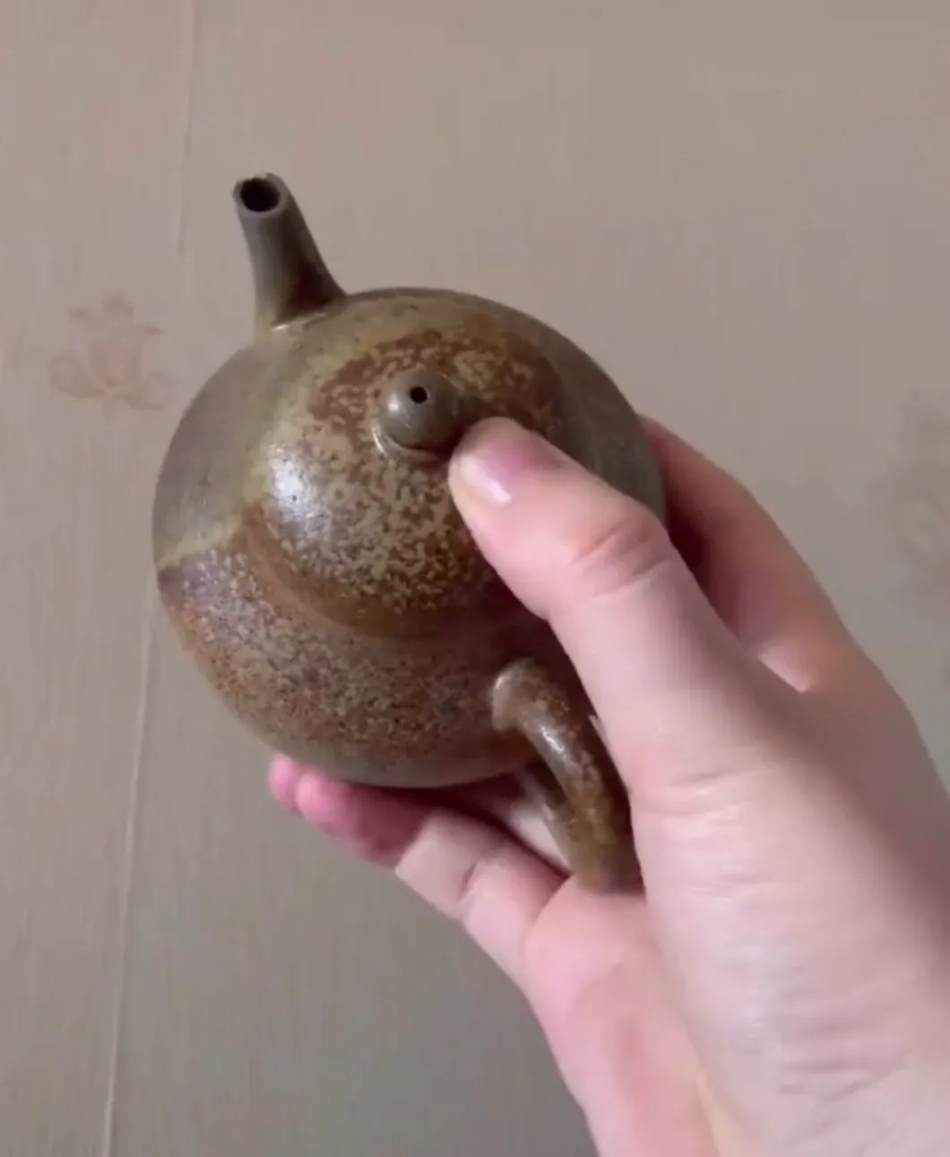「文玩」看起来像是生锈的壶它是紫砂壶吗？