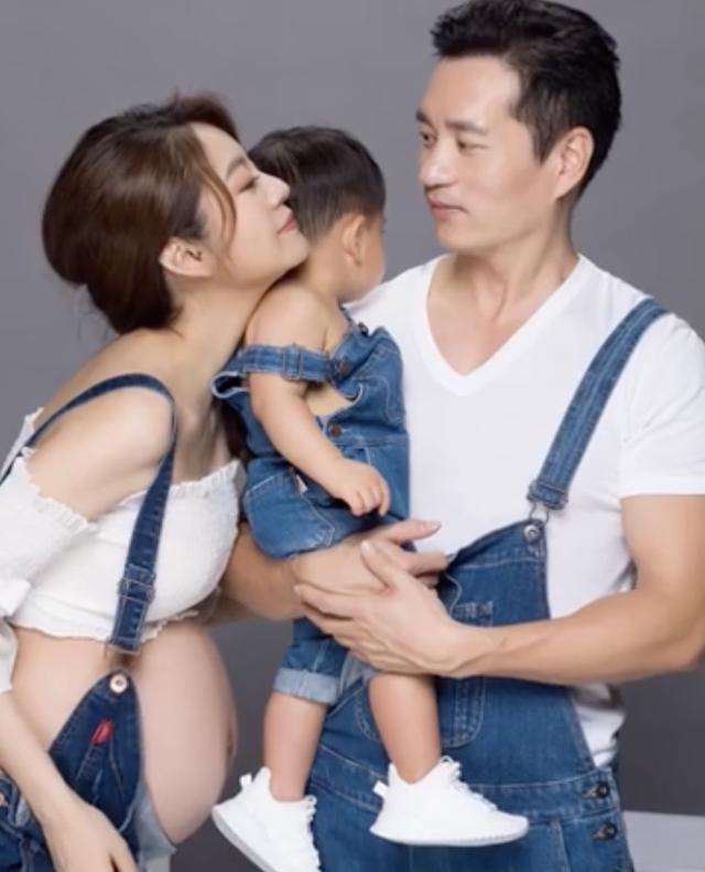 安以轩|安以轩晒孕肚照,与老公接吻惹儿子吃醋画风搞笑,自曝生完会封肚
