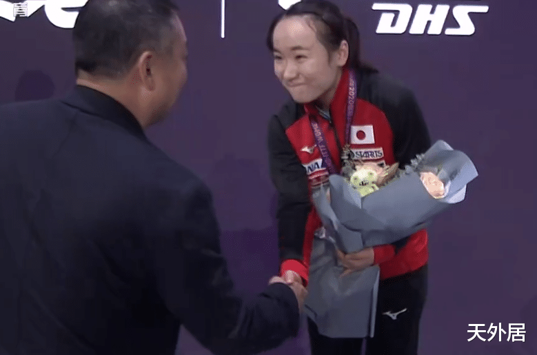 刘国梁|伊藤美诚在领奖台疯狂抢戏！获刘国梁主动颁奖，秒变迷妹笑开花