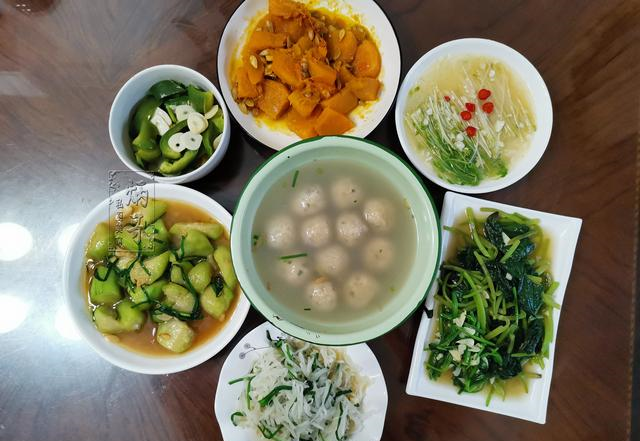 白菜|媳妇闺蜜来做客，我精心准备一桌硬菜，网友：太寒碜，净吃“草”