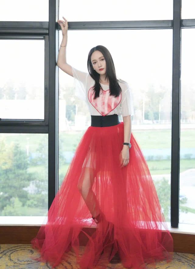 短发▲41岁陈乔恩逆生长！身穿波点连衣裙配清爽短发，恋爱后更显少女心