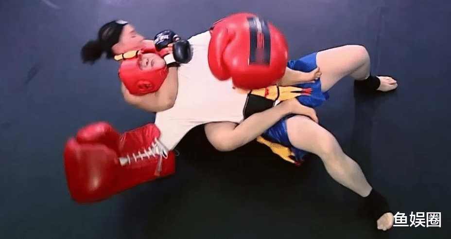 『闫晓楠』老实人岳云鹏生气了？《极限挑战》闫晓楠来真的，岳云鹏被骑着揍。