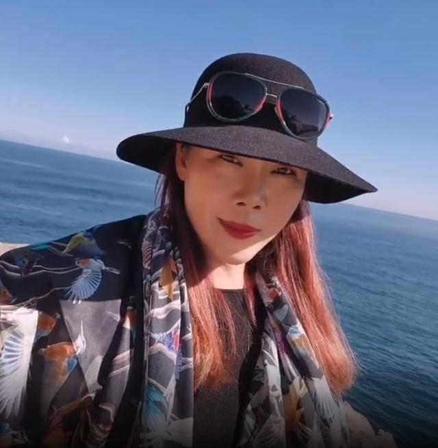 田震|歌后田震罕露面,54岁气色回升状态佳,现与老公住英国农村无子女