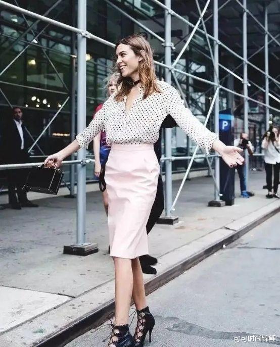 谢娜|谢娜黄圣依同框直播带货，穿搭风格差异大，一眼看出谁更有实力