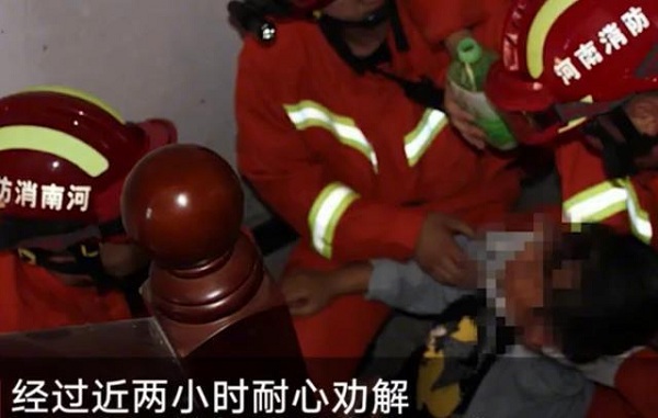 话晴空|河南女子因房东不退房租，持刀上楼准备轻生，房东见状突发心脏病